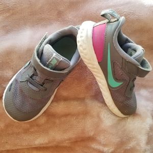Nike girl's size 9 velcro sneakers